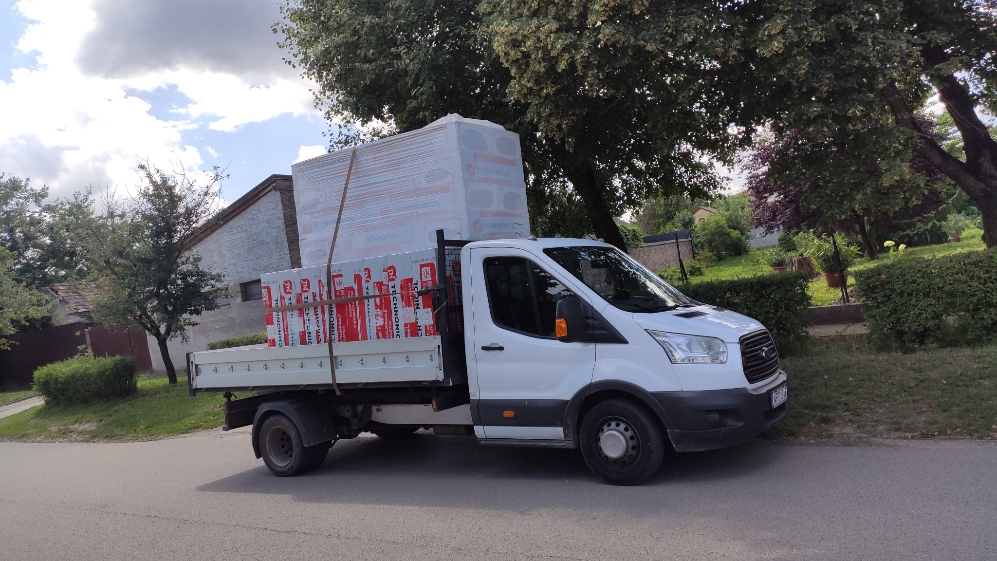Transit nagy csomag szigetelőanyaggal egy fuvaron