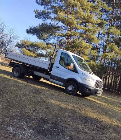 Ács Zoltán fehér Ford Transit billenőplatós kisteherautója fák előtt